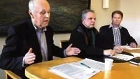 I ett gemensamt utspel vädjar kommunalråden i Hultsfred, Vimmerby och Västervik till staten om en snabb och utökad satsning på järnvägarna i norra Kalmar län.  Det skulle innebära ett lyft för hela regionen, säger från vänster Bo Bergman, Hultsfred, Carl-Axel Centerstig, Vimmerby och Harald Hjalmarsson, Västervik. Centerstig (c) är kommunstyrelsens vice ordförande och ersatte det för dagen magsjuka kommunalrådet Leif Larsson.  Foto: MAGNUS GLANS