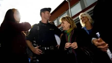 Beatrice Ask träffar en polis i Göteborg.Foto: Scanpix