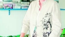 Kreativiteten på topp. Beryl Wärdig är ny cirkelledare i lappteknik hos Medborgarskolan.                                                   FOTO: MARGARETA LJUNGBLAD