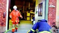 Foto: MAGNUS GLANS Sedan branden i ugnen hade släckts startade räddningsmanskapet bensinmotordrivna, kraftiga fläktar som skulle ventilera bort röken inne i fabrikslokalerna.