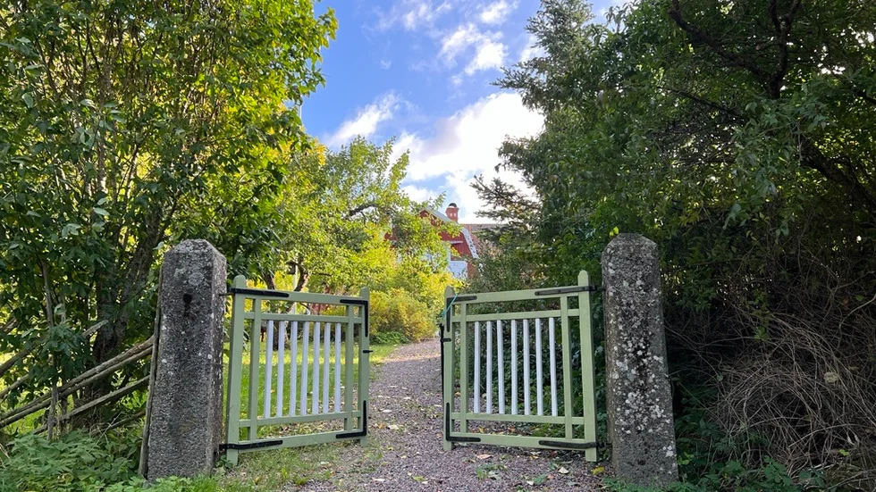 Nystugan i Lönningehult, en liten idyll som kräver mycket jobb.