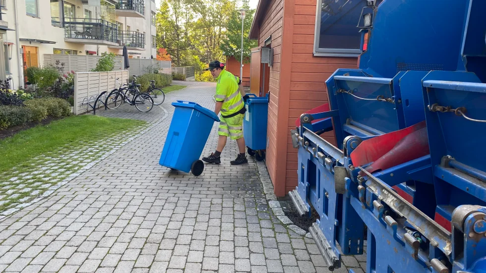 För hyresgästerna blir det inga märkbara förändringar från 1 januari nästa år. Däremot påverkas större fastighetsägare som idag har egna entreprenörer som hämtar avfall från miljörum i områdena.