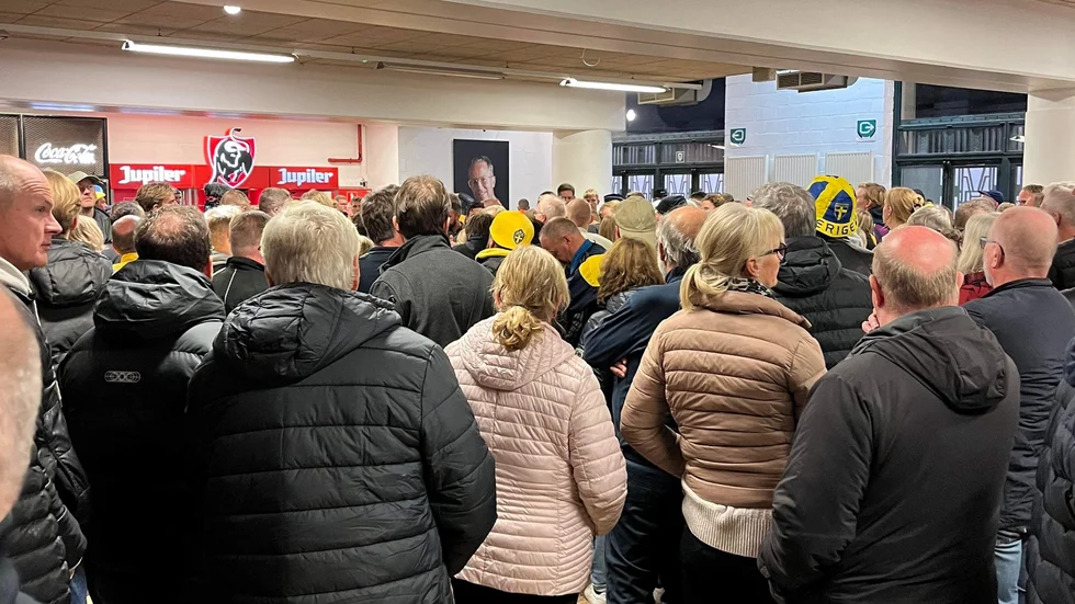 Christine Bohlin berättar att de fick lämna arenan vid 00.40-tiden.