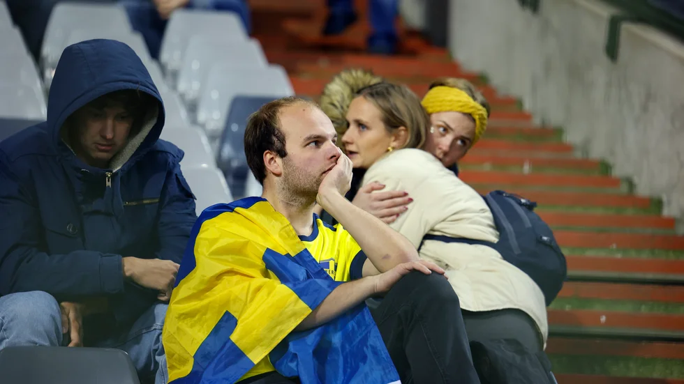 En svensk supporter på läkten Kung Baudouin-stadion efter beskedet att EM-kvalmatchen mot Belgien brutits.