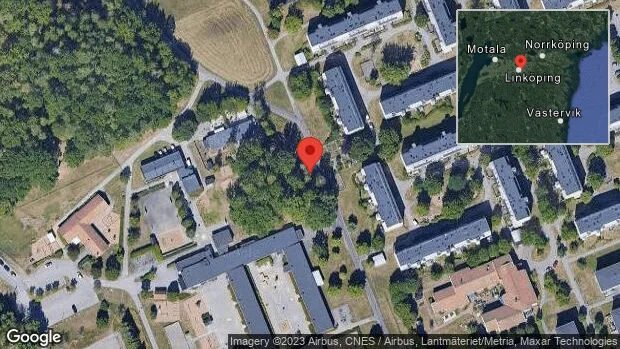 En lastbil och en personbil i trafikolycka