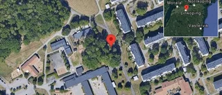 En lastbil och en personbil i trafikolycka