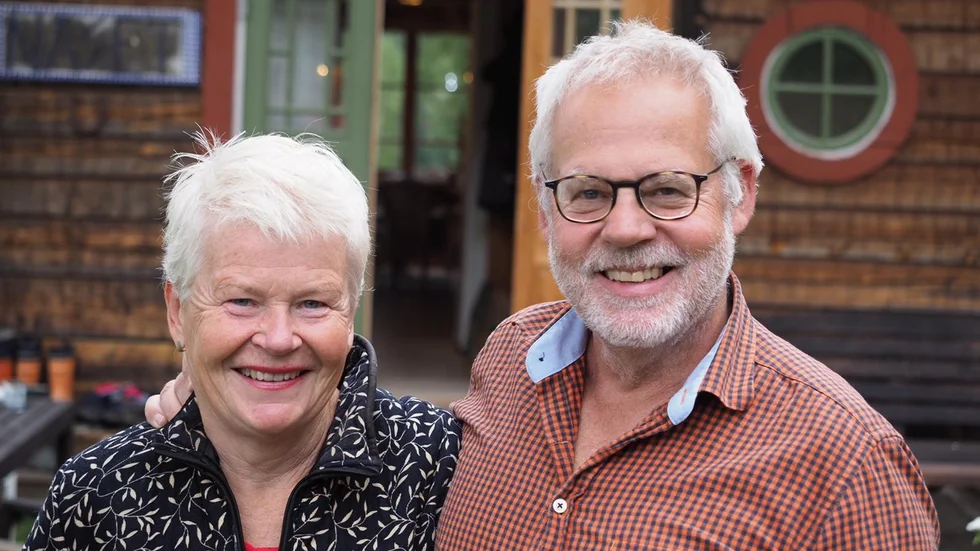 Inger Skärby Nordlund och Håkan Nordlund utanför deras timmerhus på Näset vid Skirsjön.