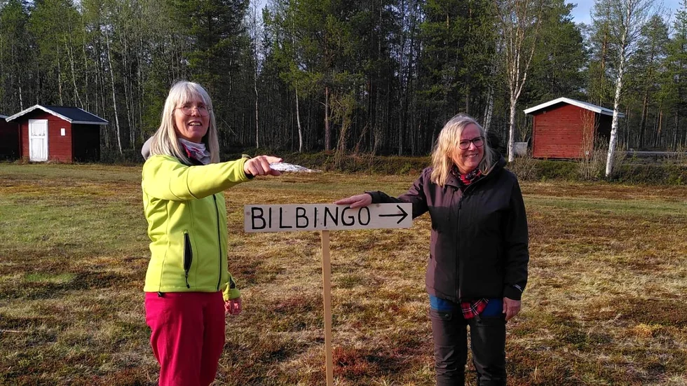 På lördag arrangerar Folkets hus-föreningen i Mellanström bilbingo. "Vi hoppas att det kommer folk och att vi får fint väder", säger Elin Sixtensson här tillsammans med Rose-Marie Söderberg.