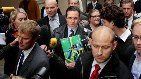 Som synes har Anders Borg frångått cd-skivor och usb-minnen och återgått till papperstrycket när han bär budgetpropositionen från Rosenbad till riksdagshuset omgiven av säkerhetsvakter och journalister. Foto: Jonathan Näckstrand/Scanpix
