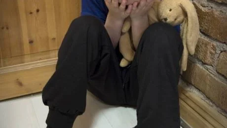 Dumhet och brott måste bekämpas i sin linda. Ett solidariskt samhälle lär ut respekt och förståelse och visar detsamma.