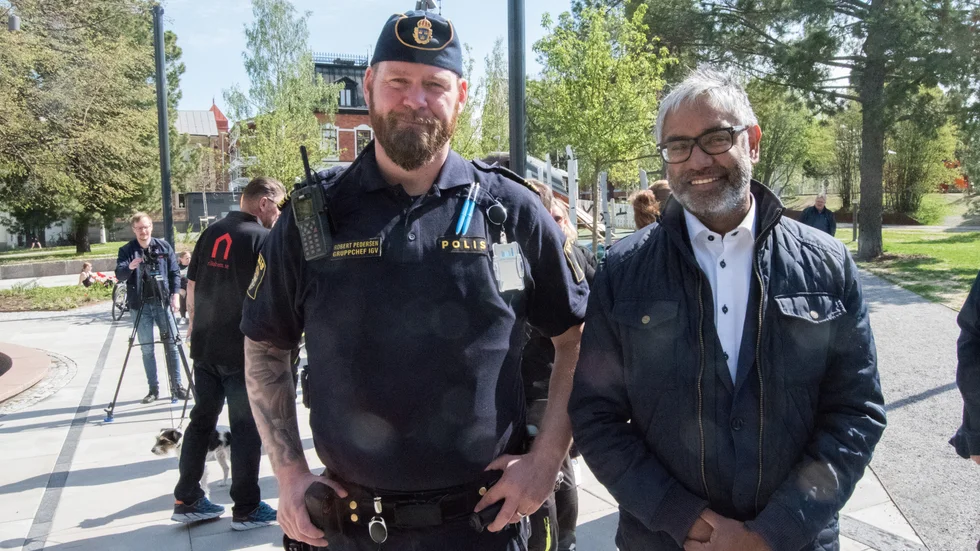 Robert Pedersen, polisen, och kommunalrådet Fredrik Hansson (S), tar gemensamma tag mot klottret.