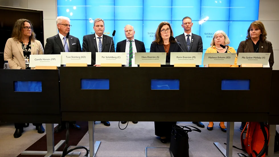 Konstitutionsutskottet kritiserar regeringen och statsråd på flera punkter.
