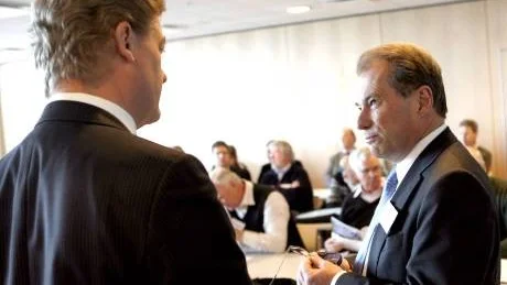 Riksdagens talman Per Westerberg berättade vid träffen som ordnades av Östsvenska Handelskammaren förra veckan om sin syn på utvecklingen i Östersjöområdet. Här samtalar han med Jan-Eric Nilsson, en nog så betydelsefull aktör i Gotlands utveckling. Foto: Tommy Söderlund