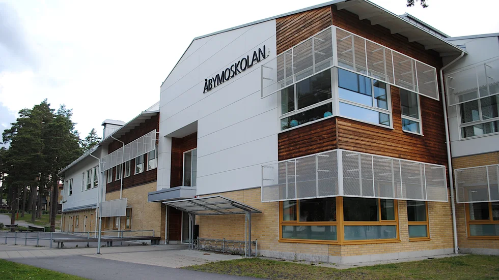 Åbymoskolan på sikt inrymma alla F-6-elever i området. Mellanstadiet får gå i temporära lokaler för att sen flyttas till paviljonger, i väntan på att skolan ska bli helt utbyggd.