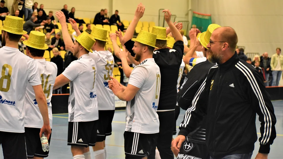 Glädjen över Rimforsa IF:s avancemang till division 1 har bytts ut mot förtvivlan. Klubben hamnade i kläm och såg ingen annan utväg än att börja om i division 3.