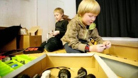 Brödrabygge. Småbröderna Adam och Hugo kan också bygga.