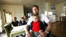 mår bra. -Jag har inte fått någon reaktion i dag och är lite förvånad över det. Men å andra sidan var det aldrig någon risk för personskador, säger Christer Nordström, som var hemma med Alexander, fyra år, när det började brinna i villan på Terra Nova i Visby i måndags. Under tiden huset saneras får familjen, som också består av sönerna Anton och August och hustrun Annika Wenehult Nordström, bo i en stuga.