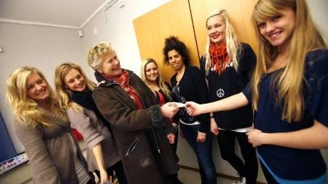 Överlämning. Lucia Cecilia Broberg (längst till höger) överräckte i går en check på 20 000 kronor till Cathrin Bergström (trea från vänster), vice ordförande i FUB, Föreningen för utvecklingsstörda barn. Med vid överlämningen fanns också tärnorna Julia Kvarnberg, Johanna Jupiter, Johanna Smitterberg, Annie Eriksson och Emma Berge. Tärnan Linn Klintlöf kunde inte närvara vid överlämningen.