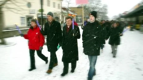 Visade vägen. Inger Harlevi, Lars Thomsson, Lennart Koskinen och hans barnbarn Nemo gick i täten för fackeltåget och folksamlingen.