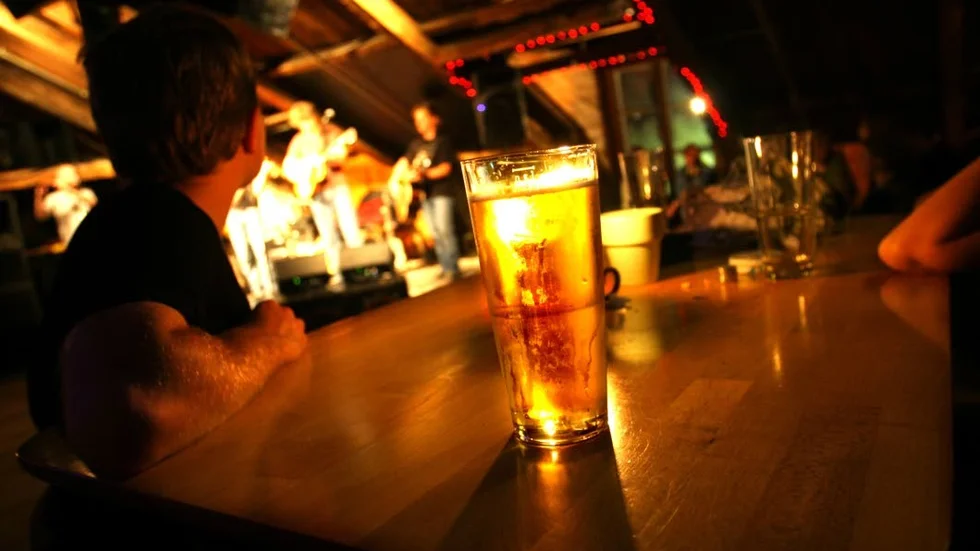 Alkohol och bröst som alibi. Skall ett högt alkoholintag och stora bröst fungera som alibi för tafsande?
