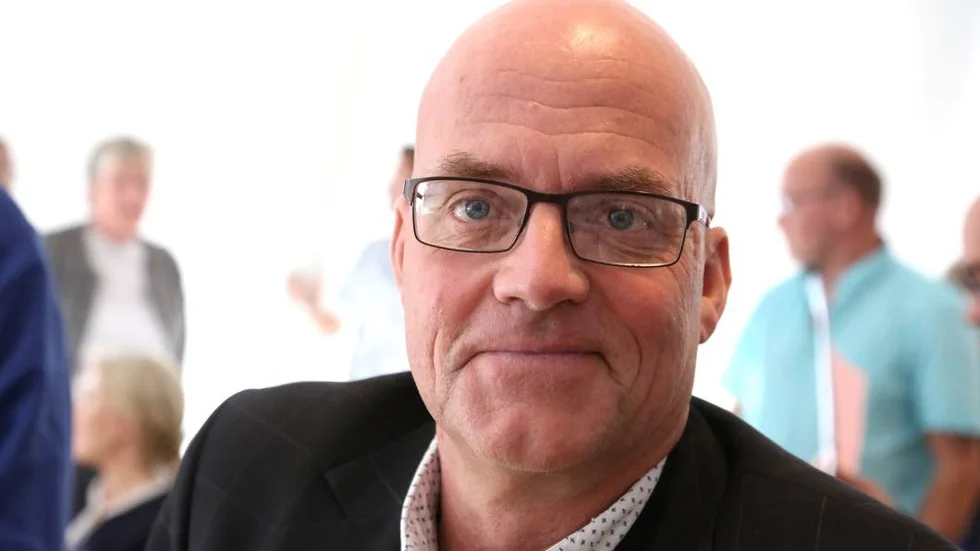 Karl-Johan Boberg (C), har fått höjt arvode men väljer att sänka ambitionerna för att vara  tillgänglig för oss gotlänningar då han även jobbar heltid inom försvarsmakten.