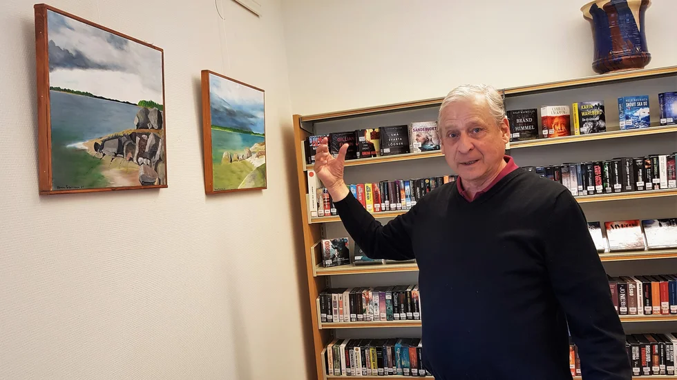 Alla tavlor som ställs ut på biblioteket i Mantorp är till salu. "Jag har två barn och fyra barnbarn, någon av dem kan vara en potentiell köpare", säger Göran Petersson.