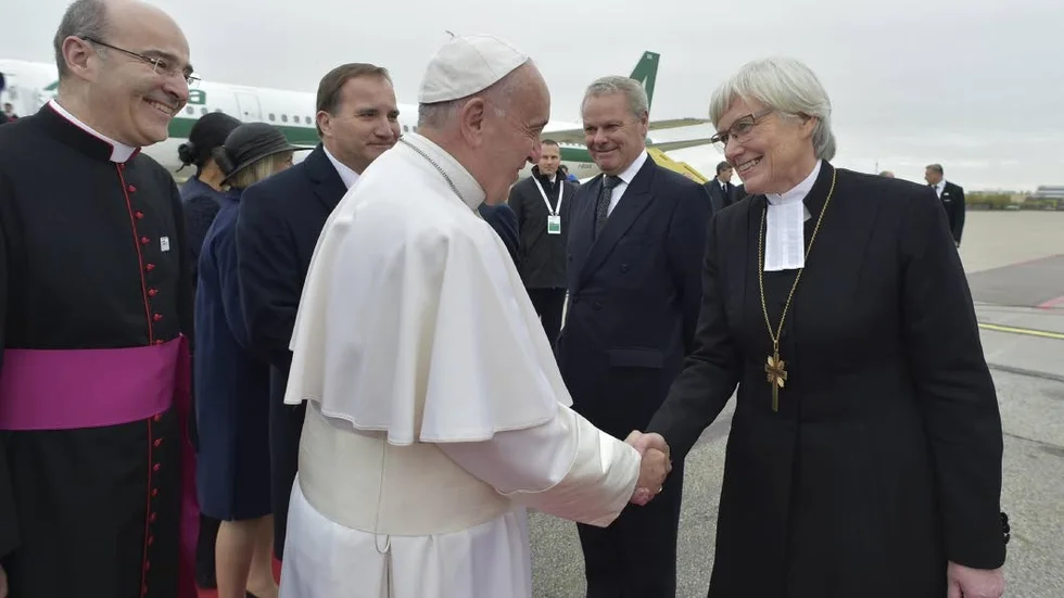 Påven och ärkebiskopen. Välkomnande på Sturup inför firandet av reformationen.