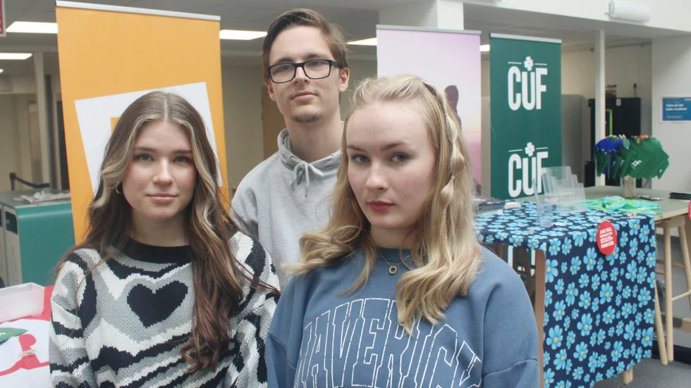 Emmy Magnusson, Andreas Tsiavos och Matilda Möllervärn från årskurs två lyssnade på den politiska debatten i aulan på Västerviks gymnasium.