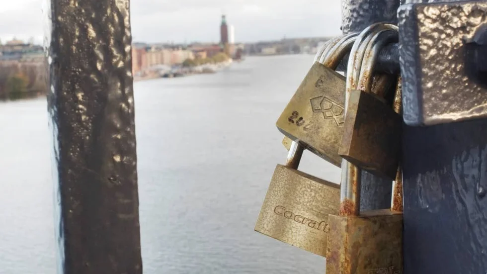 Många kvarvarande låsningar och Stockholm i bakgrunden.