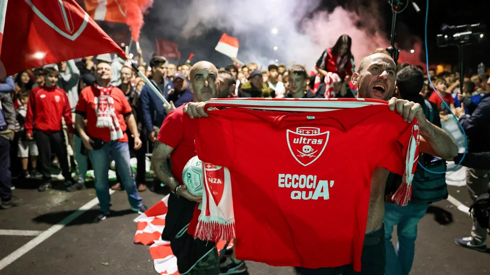 Monza-supportrar firar klubbens första avancemang till Serie A.