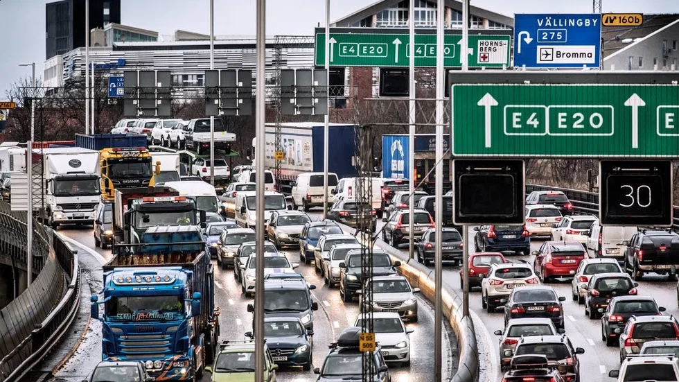 ESSINGELEDEN. Insändaren föreslår bildandet av ”Essingeklubben”. Klubbens medlemmar samlas ett par vardagar i november och kör 50 på Essingeleden och stannar till och tittar på utsikten.