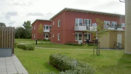 Är det en naturlag, att det är så dyrt att bygga hyreshus, så hyrorna för treor hamnar över 15?000 kronor i månaden? Nej, inte med en politisk blåslampa som pressar hyrorna.