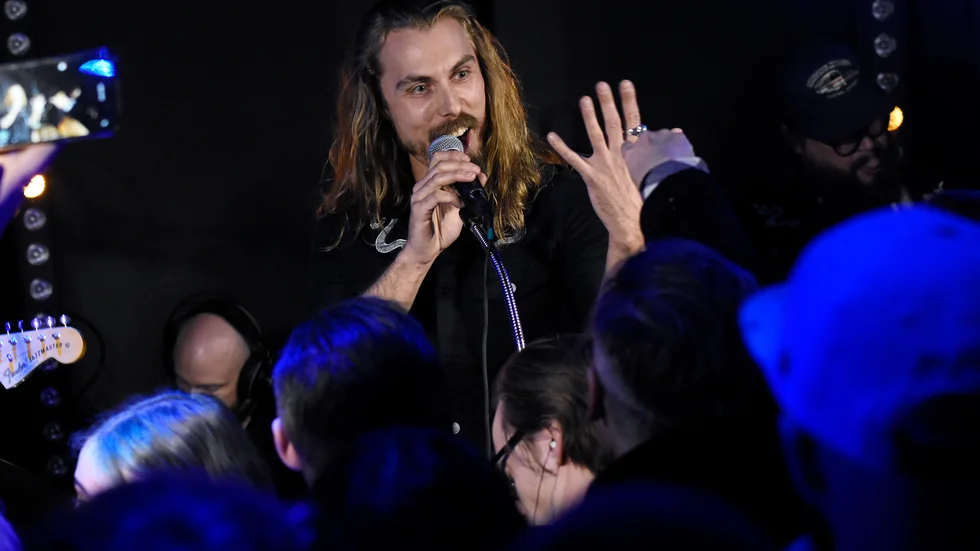 Sångaren Christoffer Wennberg hade publiken i sin hand redan innan första tonen. Huggorms premiärspelning blev en succé.