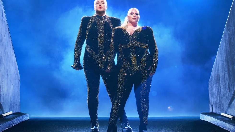 Varför spara på krutet tänker komikerna Edvin Törnblom och Johanna Nordström och sätter upp en arenashow i höst. Pressbild.