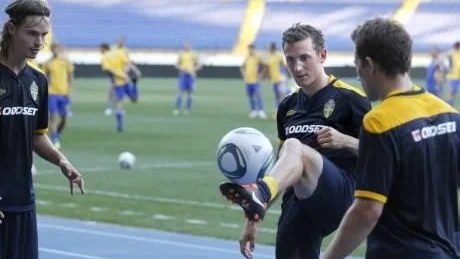 Alexander Gerndt leker med bollen efter träningen inför matchen mot Ukraina i augusti. Ukrainas lag i bakgrunden. Mot Ungern blir det dock läktarplats för Gerndt.
Foto Fredrik Persson / SCANPIX kod 75906