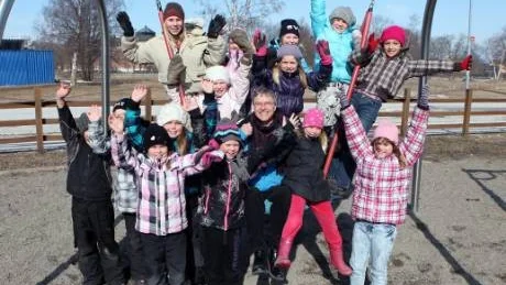 Alléskolan. Rektor Örjan Grimlund och några av eleverna. Skolan växer stadigt varje år. Nu föreslås att den ska byggas ut, så att även barnen från Humlegårdsskolan får plats.foto: rolf jönsson
