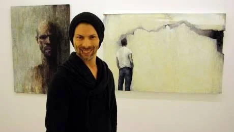 <7GT_Bildrubrik>OLJA. </7GT_Bildrubrik>Dwayne Shirley med sina två oljemålningar på Gocart Gallerys nya medlemsutställning.foto: bengt valentinsson