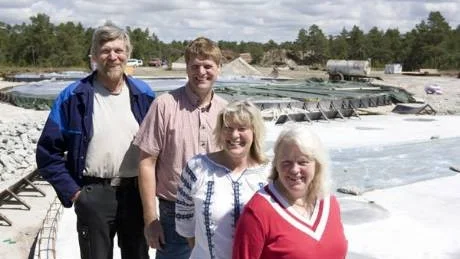 (fr v) Jörgen Samuelsson, Magnus Ahlsten, Ilse Hallgren och Anna Samuelsson är initiativtagare och delägare i biogasanläggningen i Bro, Gotland. Jörgen och Anna driver Suderbys gård i Bro och Magnus Ahlsten och Ilse Hallgren Gudings Gård i Alva.