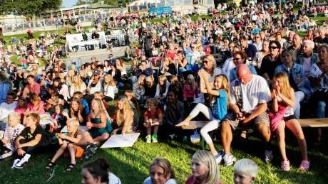Fin sommarkväll. Flera hundra personer i alla åldrar kom till Kneippbyn för att följa tävlingen i den vackra sensommarkvällen.
Foto: Joel Nilsson