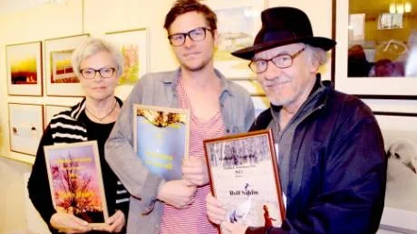 <7GT_Bildrubrik>Pristagare.</7GT_Bildrubrik> Carin Haack, Visby, Sebastian Grönwall, Hellvi och Rolf Sahlin, Ekeby, utmärkte sig på årests Vårsalong i Lärbro.Foto: Bengt Valentinsson