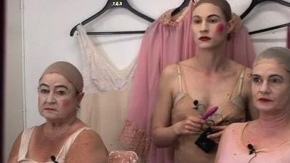 En scen ur Tova Mozards film "Stora scenen" där hon medverkar tillsammans med mormor Marie-Louise och mamma Eva.