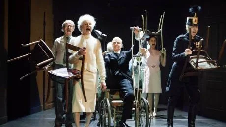 <7GT_Bildrubrik>Historia. </7GT_Bildrubrik>Jonas Bergström, Etienne Glaser, Stina Ekblad, Melinda Kinnaman och Gunnel Fred är några av skådespelarna som skriver svensk teaterhistoria med Mats Eks uppsättning av "Spöksonaten" på Dramaten.Foto: Sören Vilks/dramaten