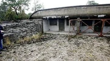 De två bunkrar som minner om när Södra Hällarna var militärt skjutfält blir kvar. Utrymmena kan användas för olika ändamål, säger kommunekolog Jimmy Holpers.