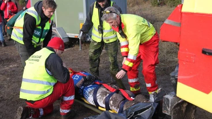 En enduroförare med nackskada tas om hand av sjukvårdspersonal vid "hästskon".
