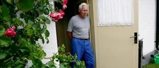 Fokus på flaggan som vajar på Fårö
