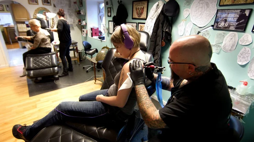 Välgörenhet. Sanna Lundberg var en av kunderna som Börstad tatuerade under välgörenhetsdagen då alla pengar gick till FUB, Föreningen för utvecklingsstörda barn, ungdomar och vuxna.