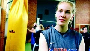 Faller för Ladies? 21-åriga Joanna Ausmann provtränar med Visby Ladies och fick i går testa på boxning för första gången. "Kul med något nytt", kommenterade den landslagsmeriterade forwarden.Foto: Bengt Zettergren