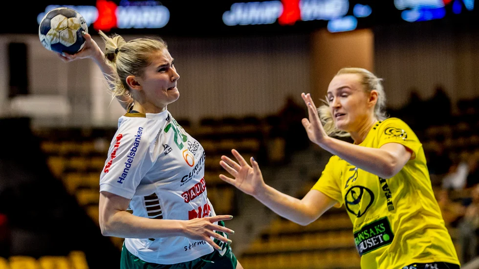 Skurus Felicia Palm Robertsson, till vänster, går på skott i SM-finalen mot Sävehof.
