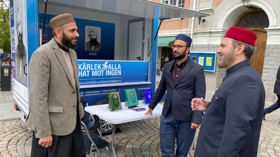 Imamerna Rizwan Ahmad Afzal, Kashif Virk och Agha Yahya Khan från Islams Ahmadiyya församling på besök i Norrköping med budskapet "Kärlek för alla, hat mot ingen". "Vi försöker bygga broar", säger de.