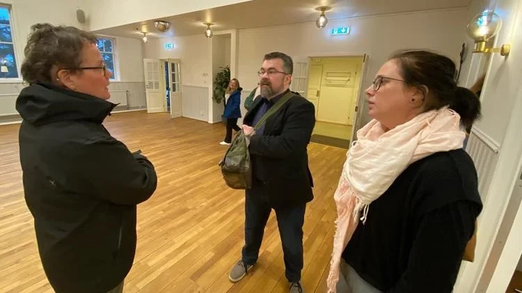 Lisbeth Björk-Tirén och Sofie Ellström-Larsson från Vendel diskuterade skolans framtid i Tierps kommun med SD:s Joakim Larsson vid ett möte i Vendel. "Skolan och dess framtid är en av de viktigaste valfrågorna i Tierps kommun" sa Sofie Ellström-Larsson.
